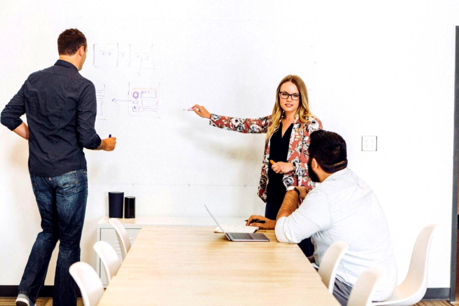 Séance de travail collaboratif sur la stratégie financière d'entreprise